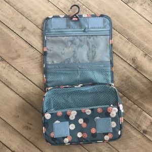 Diniwell hanging toiletry travel bag